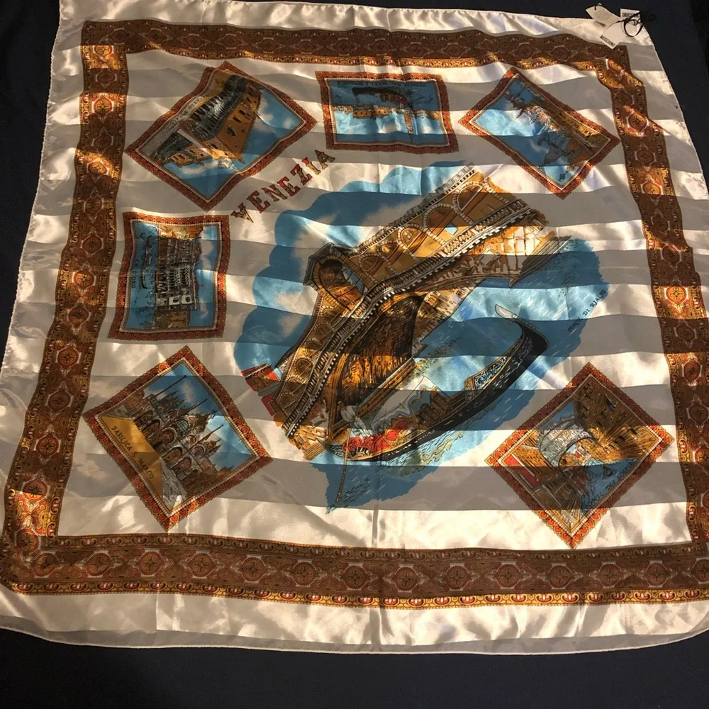 Moschino scarf ( large ) SOLD - Picture 4 of 11